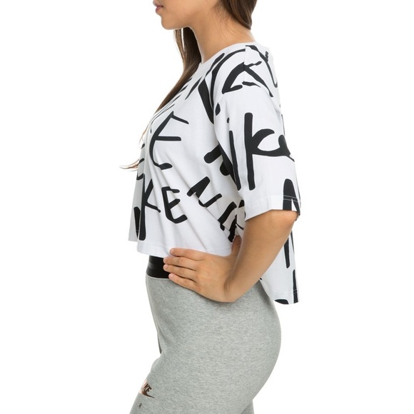 2🍒/$36~Nike AOP Graffiti Style Gray Crop Top~Medium - Picture 6 of 15